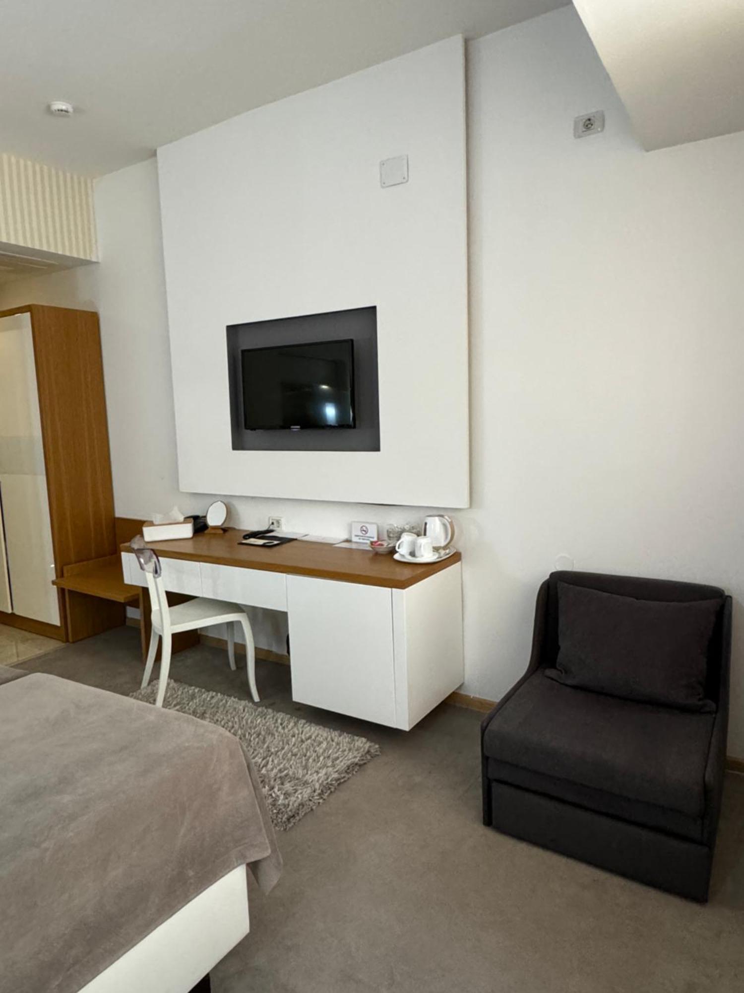 Gardenia Hotel & Spa Veles Extérieur photo A television set in a hotel room