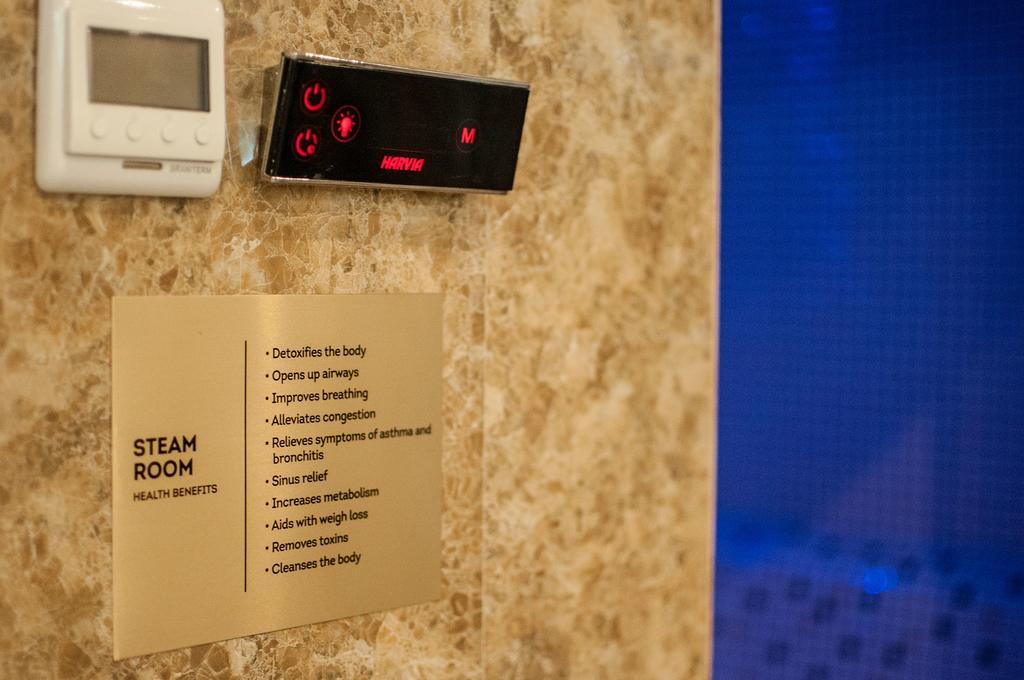 Gardenia Hotel & Spa Veles Extérieur photo A steam shower control panel