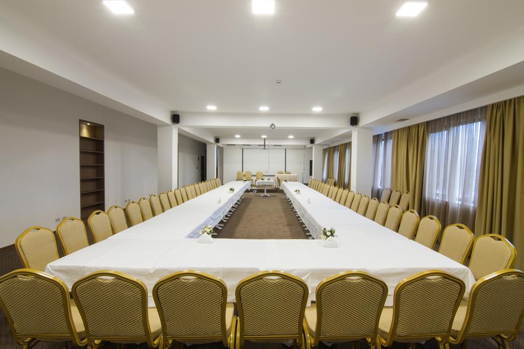 Gardenia Hotel & Spa Veles Extérieur photo The conference room of the European University