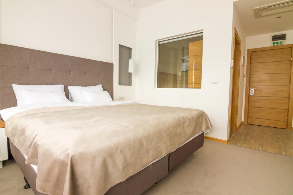 Gardenia Hotel & Spa Veles Extérieur photo A bedroom in a hotel